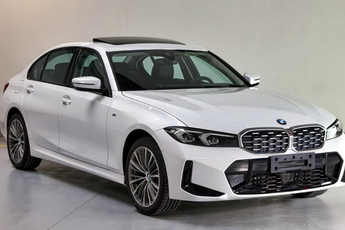 BMW 3-Series 2023 mới chưa được lên lịch ra mắt nhưng đã lộ diện gần như hoàn toàn qua hình ảnh đăng lên trang web của Bộ Công nghiệp và Công nghệ Thông tin Trung Quốc. Những hình ảnh này cho thấy thiết kế ngoại thất của cả BMW 3-Series 2023 phiên bản thường lẫn phiên bản kéo dài Li dành riêng cho thị trường Trung Quốc. Dự kiến, xe dành cho những thị trường ngoài Trung Quốc cũng sẽ có thiết kế như thế này.