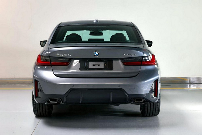 Mức giá xe BMW 3-Series 2023 hiện vẫn là một ẩn số. Nhiều khả năng mẫu xe này sẽ chính thức trình làng tại thị trường Trung Quốc vào cuối năm nay và cạnh tranh với "người đồng hương" Mercedes-Benz C-Class.