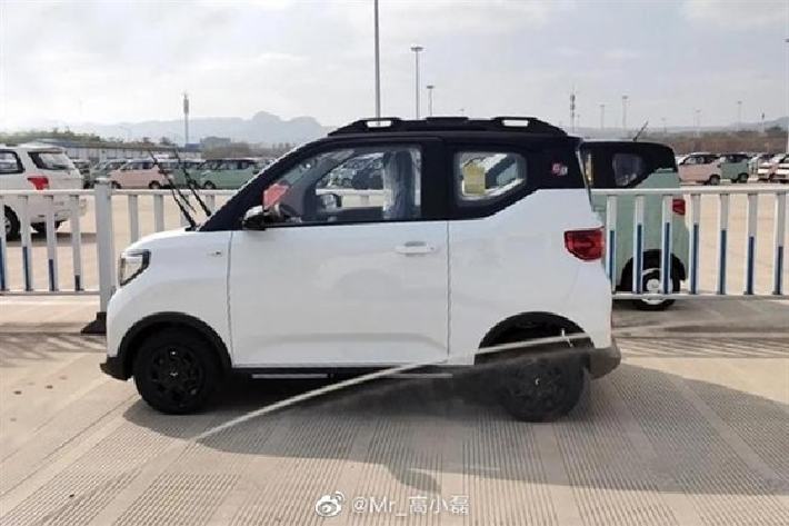 Tiếp đến là baga nóc hầm hố và nam tính hơn so với bản thường. Trong khi đó, logo "GB" mới trên cột C tạo dấu hiệu nhận biết cho phiên bản đặc biệt. Ngoài ra, Wuling Hongguang Mini EV Gameboy 2022 còn có đèn hậu mới với tạo hình chữ "X" bên trong giống đèn pha. Không chỉ thay đổi thiết kế, Wuling Hongguang Mini EV Gameboy 2022 còn được tăng kích thước.