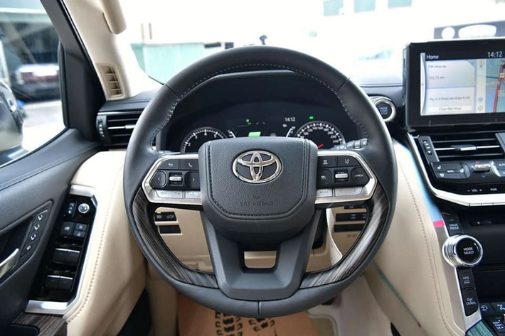 Hồi cuối năm ngoái, Land Cruiser thế hệ mới đã gây bất ngờ khi có giá chênh không dưới 500 triệu đồng chỉ sau thời gian ngắn kể từ lúc ra mắt hồi tháng 8 năm năm ngoái. Thậm chí Toyota Land Cruiser 2022 đã qua sử dụng lăn bánh khoảng 13.000km cũng được người bán tự tin chào giá 5,3 tỷ đồng.