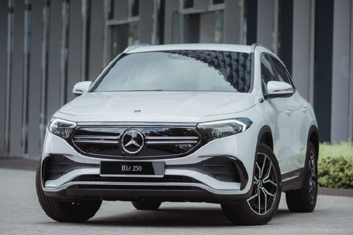 EQA sở hữu gói pin 66,5 kWh tiêu chuẩn, cung cấp phạm vi hoạt động lên đến 429 km cho mỗi lần sạc đầy. Nếu dùng sạc AC, bộ pin này mất 5 giờ 45 phút để sạc lên 100% pin.