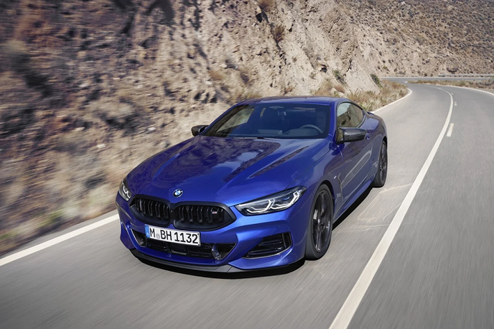 Phiên bản hiệu năng cao M8 bị khai tử vì BMW sẽ chỉ cung cấp bản M8 Competition. Nó kết hợp nhiều thay đổi tương tự như 8-Series tiêu chuẩn, nhưng vẫn giữ lại lưới tản nhiệt mạnh mẽ hơn