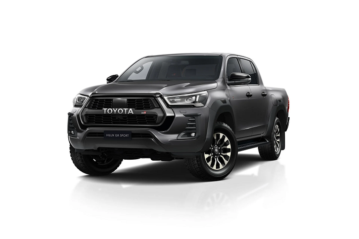 Bên trong xe, Hilux GR Sport dùng tông màu đen chủ đạo cùng các điểm nhấn màu đỏ và xanh lam cùng hoạ tiết vân carbon.