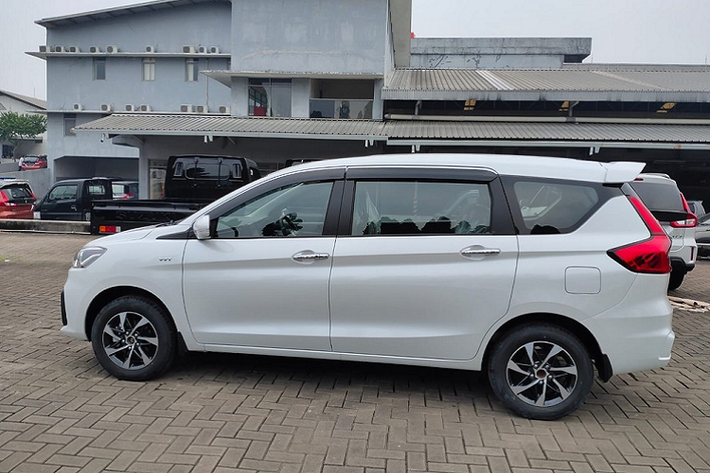 Đáng tiếc là xe ở Indonesia không được trang bị bộ vành hợp kim với thiết kế 5 chấu kép, sơn phối 2 màu mới như Suzuki Ertiga 2022 tại Ấn Độ. Thay vào đó là bộ vành hợp kim với thiết kế 7 chấu tương tự phiên bản cũ.