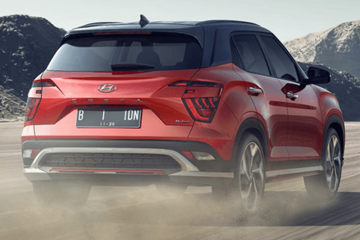 Được định vị ở phân khúc crossover cỡ B, Hyundai Creta 2022 sở hữu chiều dài 4.315 mm, chiều rộng 1.790 mm, chiều cao 1.630 mm và chiều dài cơ sở 2.610 mm. Với kích thước này, xe sẽ là đối thủ cạnh tranh của Toyota Corolla Cross ở thị trường Thái Lan. Bên ngoài, Hyundai Creta 2022 dành cho Đông Nam Á có thiết kế khác với xe hiện đang bán ở Ấn Độ. Nguyên nhân là do Hyundai Creta 2022 được áp dụng phong cách thiết kế giống đàn anh Tucson.