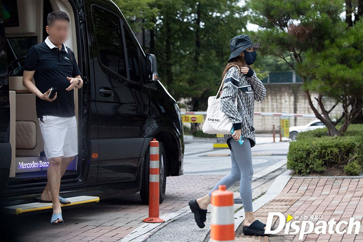Cách đây ít giờ, "hung thần" Dispatch đã tung loạt hình ảnh Park Min Young, nữ diễn viên và người mẫu Hàn Quốc rất nổi tiếng khắp châu Á đang hẹn hò cùng 1 đại gia trong giới tiền ảo là Kang Jong Hyun đã gây chấn động cộng đồng mạng nước này. Lý lịch của Kang Jong Hyun nhanh chóng được khai thác là đại gia mới nổi trong giới siêu giàu sở hữu bộ sưu tập siêu xe cực khủng.