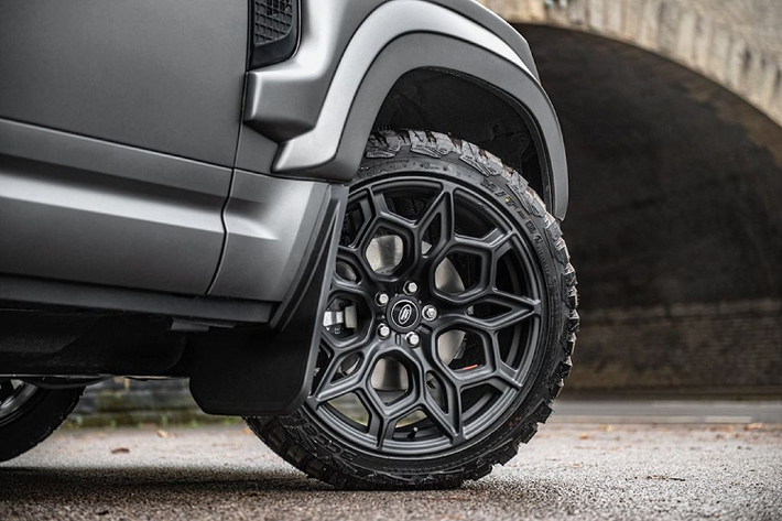 Chiếc SUV vẫn được trang bị bộ bodykit mới với vòm bánh xe mở rộng làm bằng carbon, cản trước, các khe hút gió và lưới tản nhiệt được tinh chỉnh tương tự như trên bản 90.