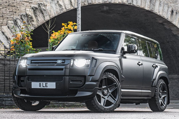 Land Rover Defender 2022 mới được thiết kế để trở thành một chiếc xe địa hình tối ưu. Nhưng thực tế, hầu hết các chủ sở hữu của Land Rover Defender ít lái nó trên những con đường khó đi và chỉ sử dụng nó như một chiếc SUV thông thường đi trong đô thị. Do đó, nhiều bản độ cho mẫu xe này đã ra đời để giúp nó nổi bật hơn trên đường phố.