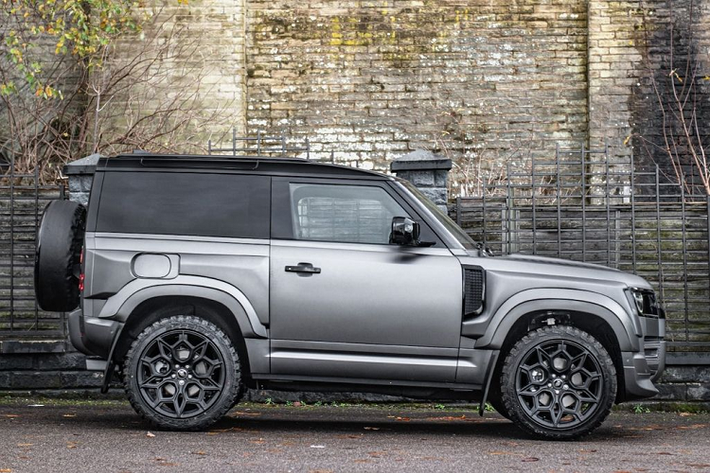 Hệ thống ống xả được sơn đen mờ. Land Rover Defender 110 Wide Body được trang bị bộ mâm hợp kim nhẹ Mondial Retro kích thước 22 inch được bao bởi lốp Chelsea Truck. “Diện mạo” của Land Rover Defender 110 Wide Body được hoàn thiện bằng lớp “áo” sơn màu đen satin, kết hợp với phần mui màu đen Santorini, mang tới cảm giác vững chãi và cứng cáp. Đối với nội thất, chiếc SUV hạng sang được bọc da Volcanic Orange ở ghế ngồi, bảng điều khiển trung tâm và ốp cửa.