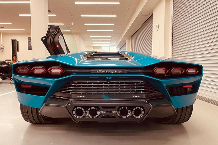 Siêu xe Lamborghini Countach LPI 800-4 2022 được phát triển dựa trên phiên bản Lamborghini Aventador với nguồn cảm hứng được lấy từ thiết kế của Lamborghini Countach đời đầu đã ra mắt gần 5 thập kỷ nhưng mấu chốt nằm ở công nghệ lại dùng chung với Sian FKP 37, 1 siêu phẩm hypercar đắt đỏ