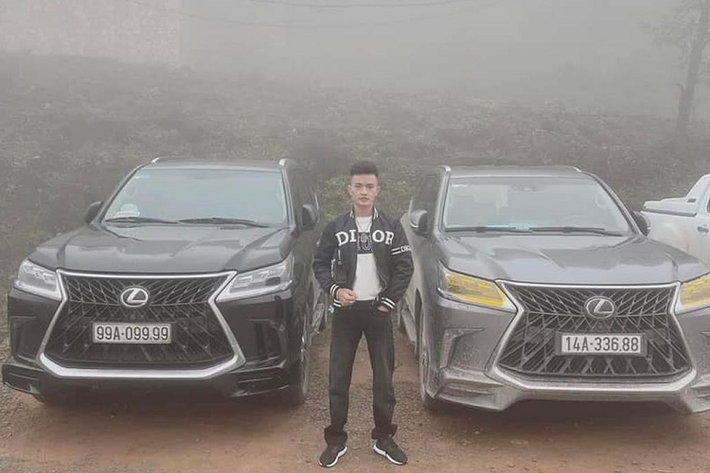 Chiếc Lexus LX570 Super Sport tại Quảng Ninh trong bài thuộc phiên bản độ MBS. Nguyên bản xe có màu xám nòng súng, còn hiện tại chiếc SUV cỡ lớn thu hút sự chú ý của người đi đường với màu ngoại thất dạng gân đá Mable lạ mắt. Không chỉ gây ấn tượng với lớp “áo” độc lạ, chiếc Lexus LX570 Super Sport MBS trong bài còn khiến giới mê xe phải “xuýt xoa” khi sở hữu biển số xe “lộc phát phát” – “688” rất đẹp.