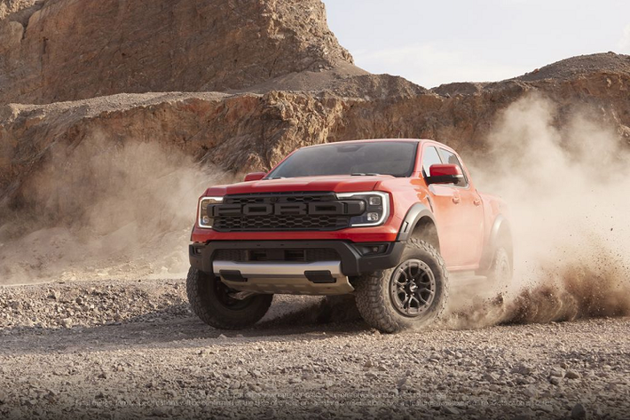 Ford Ranger Raptor thế hệ mới đã trình làng vào cuối tháng 2 năm nay, mẫu xe bán tải cỡ trung hiệu suất cao của Ford được giới thiệu với 2 tùy chọn động cơ là máy xăng tăng áp V6 3.0L và máy dầu diesel biturbo 2.0L.