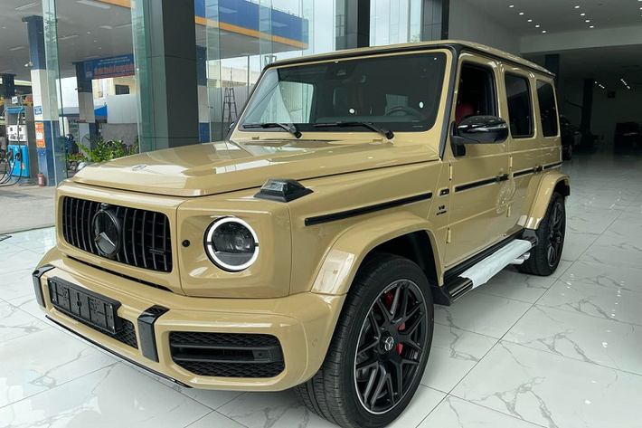 Ngoài những màu sắc tiêu chuẩn, G-Class thế hệ thứ 2 có đến 23 màu sơn ngoại thất tùy chọn trong chương trình cá nhân hóa cho G-Class. Điển hình như chiếc Mercedes-AMG G63 màu vàng cát độc đáo, lạ mắt có tên Desert Sand. Màu sơn này thuộc bộ tùy chọn cá nhân hóa G-Manufaktur trị giá 6.500 USD (khoảng 150 triệu đồng).