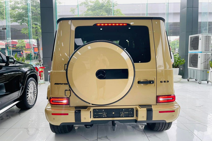 Về truyền động, Mercedes-AMG G63 thế hệ mới sử dụng động cơ tăng áp kép V8 4.0L, sản sinh công suất 577 mã lực và mô-men xoắn 850Nm, kết hợp với hộp số tự động 9 cấp. G63 AMG có thể tăng tốc từ 0-100km/h trong 4,5 giây trước khi đạt tốc độ tối đa 220km/h. Mức giá xe Mercedes-AMG G63 chính hãng tại Việt Nam hiện từ hơn 10 tỷ đồng.