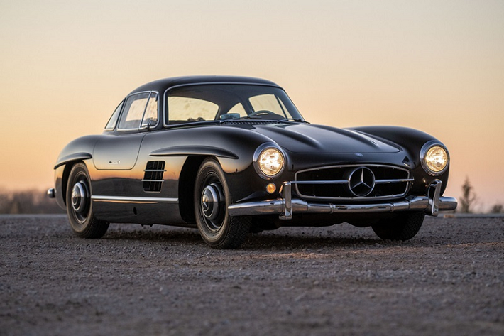 Mercedes-Benz đã từng chế tạo tổng cộng 1.400 chiếc 300 SL Gullwing và trong số này, chỉ 530 chiếc được hoàn thiện bằng màu bạc. Khách hàng ban đầu có 9 tùy chọn màu sơn ngoại thất tiêu chuẩn và sau đó được mở rộng hơn nữa với bảng màu đặc biệt (sonderfarben) thuộc chương trình cá nhân hóa Mercedes-Benz 300 SL Gullwing thể thao.