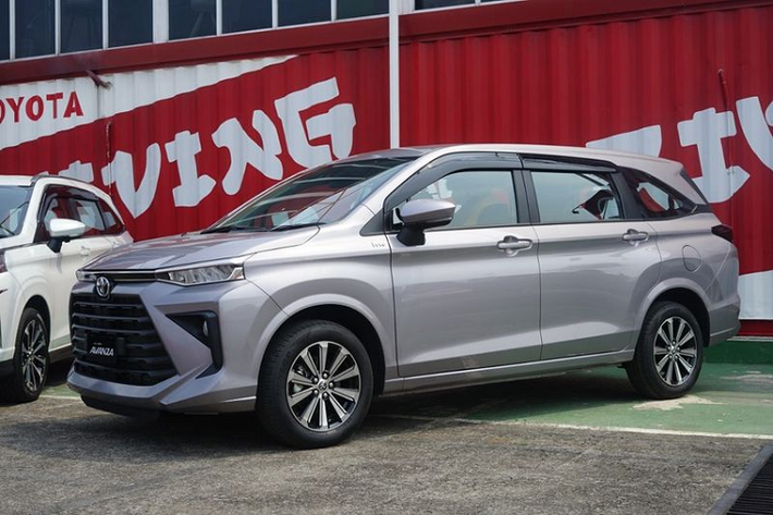 Chiếc Toyota trên xe chuyên dụng được phủ bạt kín nhưng những đường nét thiết kế cùng bộ la-zăng đã tiết lộ danh tính của xe. Toyota Avanza 2022 mới được kỳ vọng sẽ "đấu" lại Mitsubishi Xpander trong cuộc chơi xe 7 chỗ giá rẻ ở nước ta.
