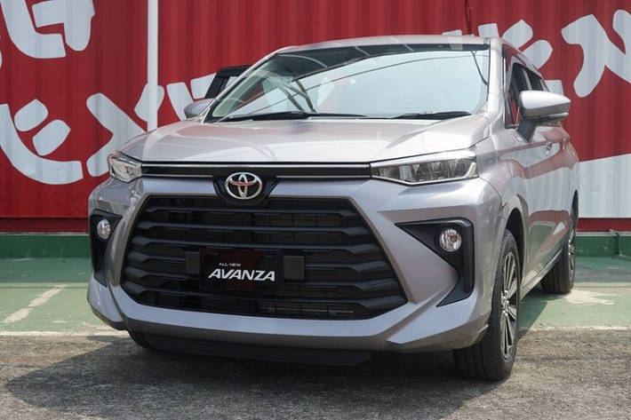 Ở thế hệ mới, mẫu xe MPV Toyota Avanza đã được "lột xác" về thiết kế, điều này được thể hiện rõ rệt ở phần đầu xe, gồm lưới tản nhiệt thanh ngang mới, đèn pha đẹp mắt, hốc hút gió hình thang cỡ lớn, đèn sương mù mới và cản trước mạnh mẽ.