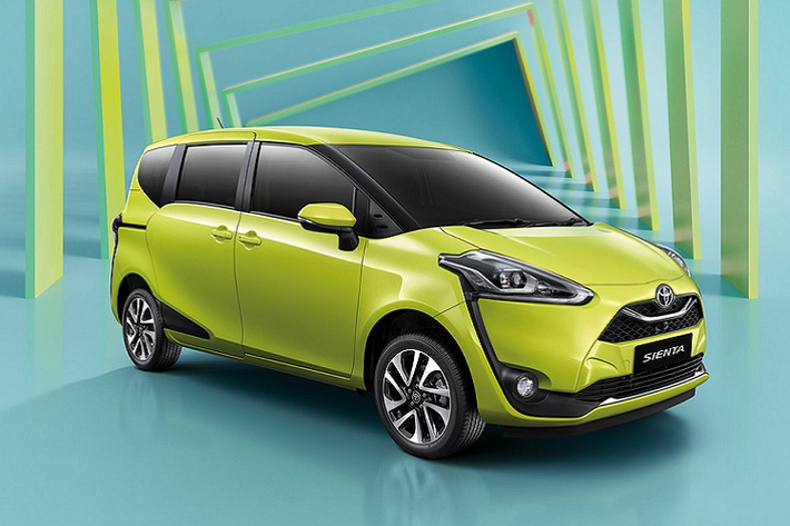 Với người tiêu dùng Việt Nam, cái tên Toyota Sienta có lẽ vẫn còn khá xa lạ. Đây là mẫu MPV cỡ nhỏ và giá rẻ đã lần đầu tiên trình làng vào năm 2003. Hiện Toyota Sienta giá rẻ đang được bán tại một số thị trường trên thế giới như Nhật Bản, Hồng Kông, Singapore, Indonesia, Malaysia, Thái Lan và Lào.