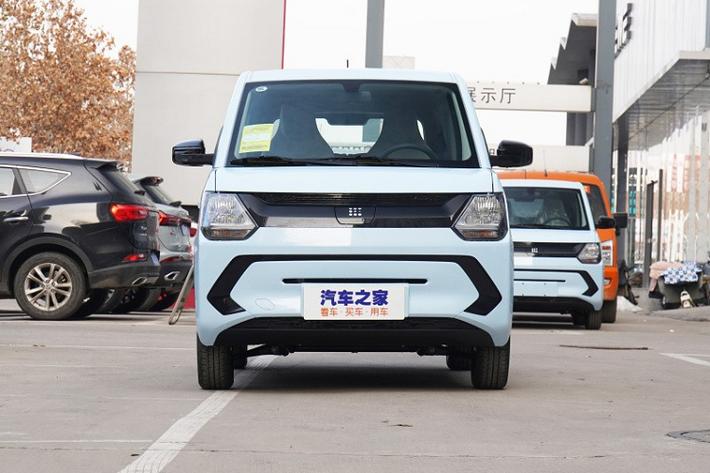 Dongfeng FengGuang Mini EV chạy điện chính là phiên bản đổi tên của DFSK Sokon Candy. DFSK (Dongfeng Sokon Automobile) là một thương hiệu không thực sự nổi tiếng tại Trung Quốc vì chủ yếu tập trung vào xe thương mại. Đây có lẽ là lý do vì sao hãng Dongfeng quyết định bán mẫu xe này dưới thương hiệu con Fengguang nổi tiếng hơn.
