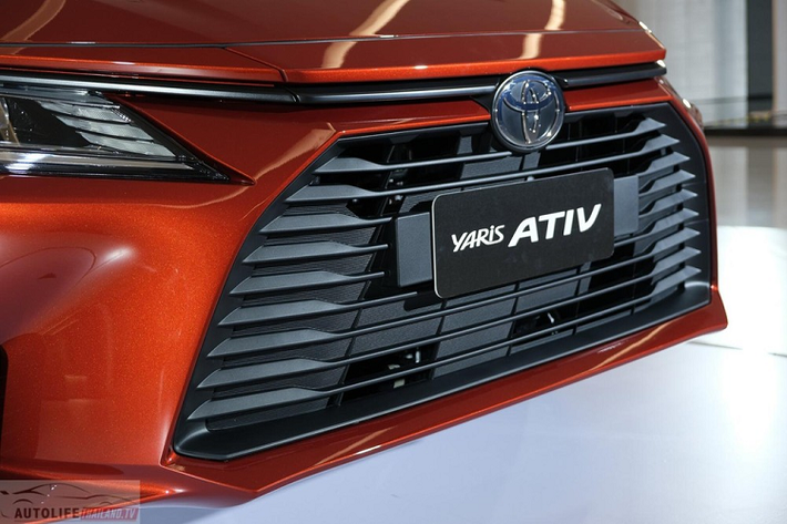 Có thẻ thấy, dù là bản tiêu chuẩn nhưng Toyota Vios Sport 2023 vẫn được trang bị đèn pha LED trên đầu xe. Tuy nhiên, đèn pha của bản Sport không được tích hợp dải đèn LED định vị ban ngày như 3 phiên bản còn lại. Phải từ bản Smart trở lên, xe mới có trang bị này.