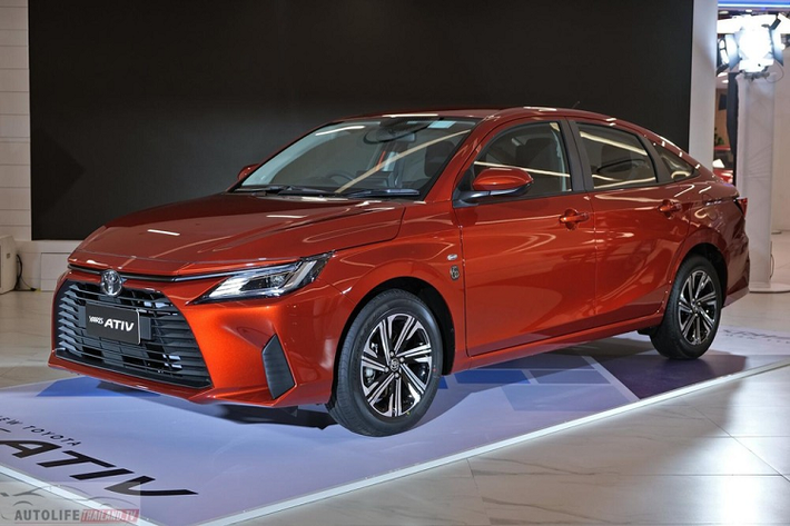 Ra mắt tại thị trường Thái Lan vào hôm 9/8/2022 vừa qua dưới cái tên Yaris Ativ, Toyota Vios thế hệ mới đã lập tức gây xôn xao nhờ thiết kế đẹp hơn và trang bị "xịn sò" hơn. Đặc biệt, cả 4 phiên bản của Toyota Vios 2023 ở thị trường Thái Lan, bao gồm Sport, Smart, Premium và Premium Luxury, đều sở hữu thiết kế ngoại thất khá tương đồng với nhau.
