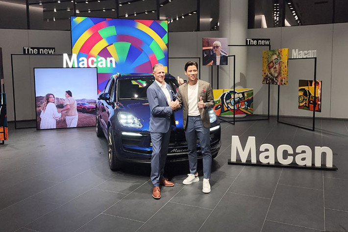 Tại sự kiện ra mắt Porsche Macan 2022 tại Việt Nam diễn ra vào hôm qua (22/4), cầu thủ Quế Ngọc Hải đã chia sẻ về việc anh đang trong thời gian đợi nhận bàn giao mẫu SUV hạng sang này. Chiếc Macan của nam cầu thủ sẽ có ngoại thất màu trắng và nội thất bọc da đỏ - lấy cảm hứng từ trang phục thi đấu của Đội tuyển Quốc gia Việt Nam.