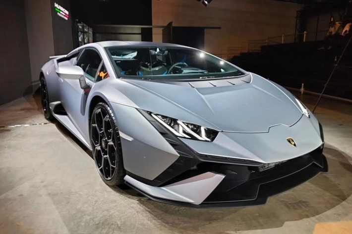 Một dòng siêu xe mang tên gọi Lamborghini Huracan Tecnica mới đã được trình làng lần đầu tiên trên thế giới cách đây 2 tháng và đến nay, chiếc xe này mới hạ cánh tại Thái Lan để ra mắt với giới nhà giàu rất chịu chơi xe chính hãng.