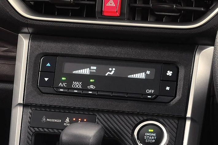 Một trong những điểm nhấn quan trọng nhất của Toyota Avanza 2022 chính là gói công nghệ an toàn chủ động Toyota Safety Sense. Chỉ có ở bản cao cấp nhất, gói công nghệ này bao gồm hệ thống ngăn va chạm sớm, cảnh báo chệch làn đường phía trước, hỗ trợ chuyển làn đường, tránh đạp nhầm chân ga, cảnh báo phương tiện cắt ngang khi lùi và phát hiện điểm mù.