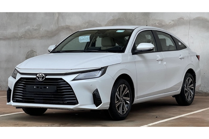 Xe cũng đi kèm hệ thống tự động đánh lái, cảnh báo khi phương tiện phía trước khởi hành, kiểm soát chân ga và hệ thống kiểm soát hành trình thích ứng ở mọi dải tốc độ. Bên cạnh đó là 6 túi khí, hệ thống cảnh báo điểm mù, camera 360 độ, cảnh báo phương tiện cắt ngang khi lùi, phanh tay điện tử và tự động giữ phanh tạm thời.