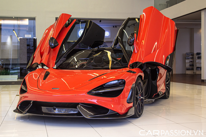 Chiếc McLaren 765LT hàng hiếm mang trên mình màu sơn Nardo Orange độc đáo này hiện là chiếc xe còn lại duy nhất đang tìm chủ sở hữu. Cả bốn chiếc McLaren 765LT được đưa về Việt Nam đều sở hữu phong cách phối màu độc đáo nhưng chiếc xe này lại sở hữu màu sắc được McLaren làm riêng dành cho dòng xe 765LT khi ra mắt.