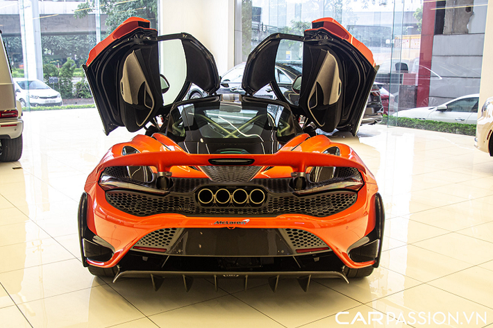 Ước tính, mức giá xe McLaren 765LT trong bài viết này phải trên 30 tỷ đồng tại thị trường Việt Nam. Xe sở dụng khối động cơ V8 tăng áp kép, có dung tích 4.0 lít với mã M840T (tương tự với 720S) nhưng đã được nâng cấp triệt để giúp sản sinh công suất tối đa 755 mã lực và mô men xoắn cực đại đạt mức 799 Nm.