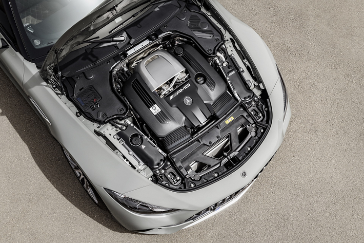 Mercedes-AMG SL có mui xe dài hơn, nắp cốp ngắn hơn thế hệ trước. Đầu xe áp dụng thiết kế mới nhất của Mercedes khi sử dụng đèn pha góc cạnh, lưới tản nhiệt Panamericana gắn thấp. Đuôi xe, cụm đèn hậu nằm ngang và mảnh hơn, đi kèm với bộ khuếch tán hầm hố.
