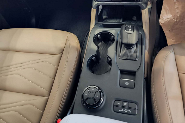 Tại Việt Nam, Ford Việt Nam sẽ sớm ra mắt Everest 2022 thế hệ mới dự kiến tháng 8 năm nay, ra mắt sau mẫu bán tải Ranger 2022 thế hệ mới. Tương tự thế hệ cũ, Everest 2022 thế hệ mới tại Việt Nam sẽ tiếp tục được nhập khẩu trực tiếp từ Thái Lan.