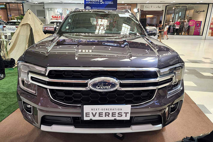 Ở phiên bản 2.0 Bi-Turbo Titanium+ 10AT 4WD này, Ford Everest 2022 mới sử dụng máy dầu tăng áp kép (biturbo) cho công suất 210 mã lực tại 3.750 vòng/phút và mô-men xoắn cực đại 500Nm tại 1.750 vòng/phút. Sử dụng kết hợp với hộp số tự động 10 cấp (10AT). Dẫn động 2 cầu (4WD). Đa chế độ lái Terrain Management System.