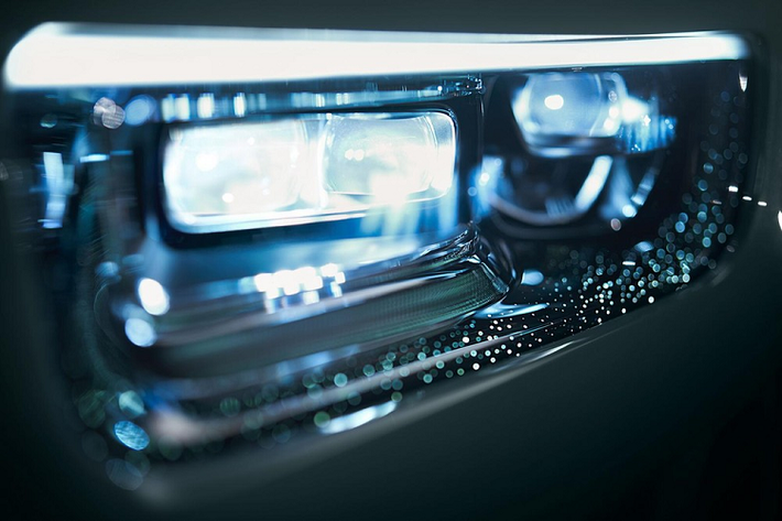 Ở phiên bản mới, mẫu xe siêu sang Rolls-Royce Phantom Series II chỉ thay đổi nhẹ trong thiết kế ngoại thất. Theo đó, mẫu xe siêu sang này được bổ sung lưới tản nhiệt hình đền Pantheon cải tiến, có thể phát sáng. Bên cạnh đó là 580 chi tiết cắt laser tạo hình bầu trời sao bên trong đèn pha.