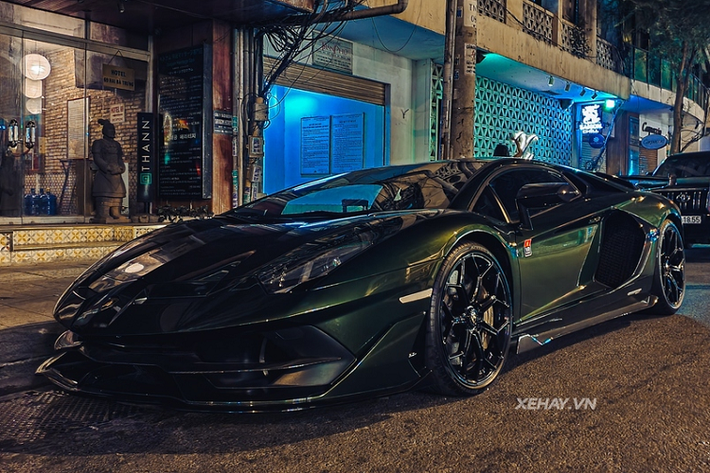 Đây chính là siêu phẩm Lamborghini Aventador SVJ thứ 3 tại Việt Nam, xe sở hữu nước sơn xanh rêu Verde Ermes "kịch độc", tạo hiệu ứng độc đáo dưới ánh sáng. Bộ cánh này khiến chiếc Aventador SVJ trông rất "bí ẩn" và mạnh mẽ.