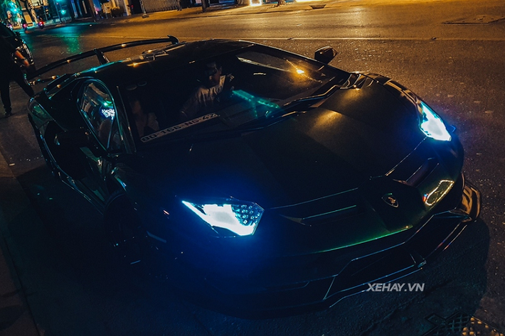 Lamborghini Aventador SVJ màu Verde Ermes thuộc sở hữu của ông chủ chuỗi nhà thuốc Pharmacity - anh Chris Blank. Đây là siêu xe thứ 3 được vị đại gia này tậu sau 2 chiếc thuộc thương hiệu Porsche. Gần đây nhất, anh Chris Blank còn mua thêm "ngựa chồm" Ferrari 488 Spider ngoại thất dán decal tím lạ mắt.