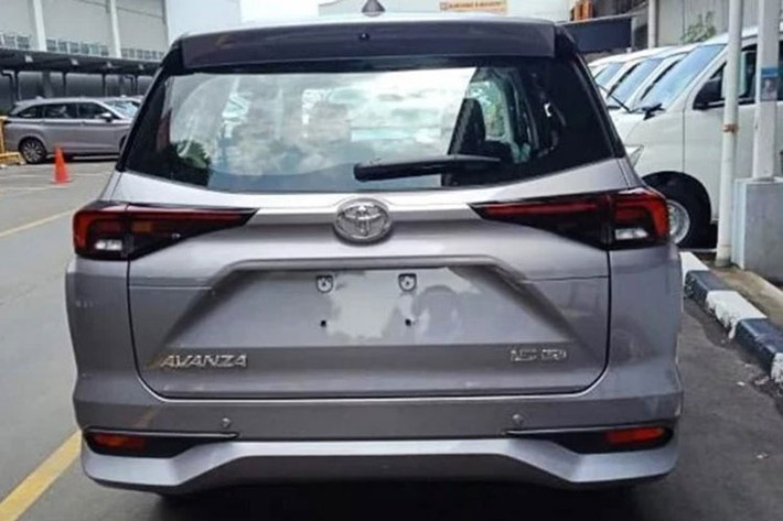 Tương tự thế hệ cũ, xe được nhập khẩu trực tiếp từ Indonesia. Làm so sánh, giá bán Toyota Avanza 2022 rẻ hơn cả trăm triệu đồng so với “người anh em” Veloz Cross 2022 được định vị cao hơn, có giá tạm tính từ 650 – hơn 700 triệu đồng.