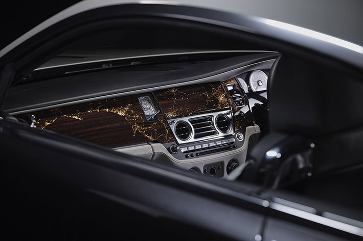 Đẳng cấp và ấn tượng nhất của Rolls-Royce Wraith Eagle VIII nằm bên trong khoang lái với sự kết hợp màu sắc đỉnh cao giữa xám Selby và đen cùng với các điểm nhấn màu vàng đồng. Đó còn chưa kể đến các chi tiết màu vàng đồng bên trong khoang lái như ốp che loa với con số 1.880 dặm, đánh dấu quãng đường bay của hai phi công trong chuyến đi lịch sử.