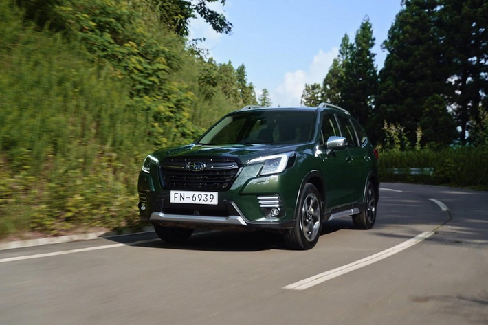 Ngoài ra, Subaru Forester 2023 còn có cụm đèn sương mù trước hình lục giác. Ngay bên trên đèn sương mù là 3 nẹp nằm ngang để trang trí. Trong khi đó, cản trước mới đi kèm ốp gầm màu bạc hoặc đen, tùy phiên bản. Đáng tiếc là thiết kế bên sườn và phía sau của mẫu crossover cỡ C này không có gì mới, trừ bộ vành la-zăng. Dưới cản sau cũng có tấm ốp gầm tương tự cản trước, tăng vẻ thể thao và hầm hố cho xe.