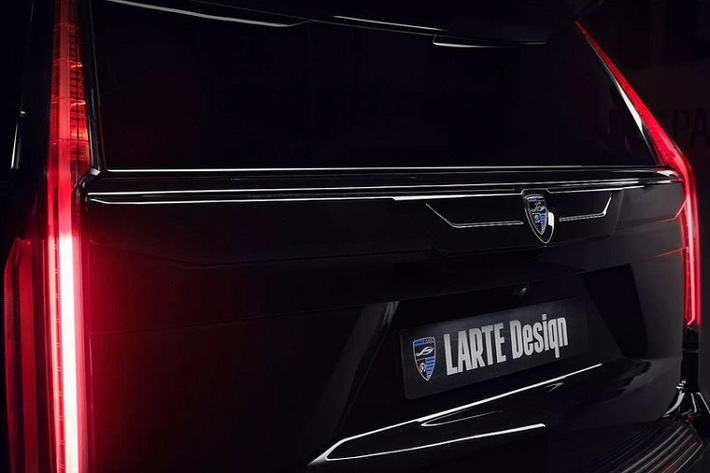 Ở hai bên, vòm bánh trước và sau của chiếc Cadillac Escalade cũng được hoàn thiện trong vật liệu sợi carbon.