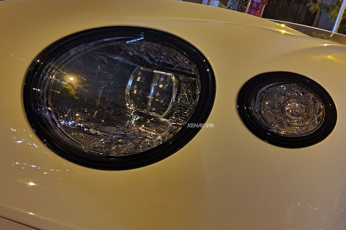Nhìn ngang hông xe, Continental GT thế hệ thứ 3 được thiết kế những đường gân dập nổi kéo dài từ đầu đến đuôi xe mang tới cái nhìn thể thao, năng động hơn. Thêm vào đó là thiết kế mái dốc đặc trưng của dòng GT (Grand Tourer). Chiếc Bentley Continental GT V8 này sở hữu bộ mâm 5 chấu đơn hình mũi tên với logo chữ “B” ở chính giữa.