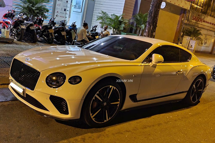 Chiếc Bentley Continental GT V8 hàng hiếm với màu “áo” trắng Glacier White tinh tế, lịch lãm bị “bắt gặp” tại trung tâm Quận 1, TP HCM. Tính đến nay, dòng xe GT hai cửa này đã được ra mắt tới 3 thế hệ và nó vẫn là một trong những dòng xe trọng tâm của thương hiệu.