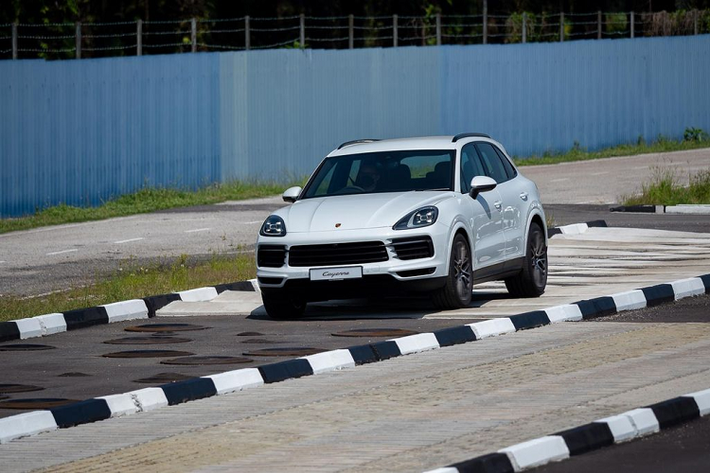 Bên cạnh danh sách các trang bị mở rộng, Porsche cũng sẽ cung cấp tùy chọn gói Exclusive Manufaktur được thiết kế riêng với giá 58.000 RM (khoảng 315 triệu đồng), cũng như gói nội thất Carbon và thiết bị định hướng phong cách sống khác. Porsche Cayenne sở hữu động cơ xăng tăng áp V6 dung tích 3.0 lít, sản sinh công suất 340 mã lực tại 5.300 đến 6.400 vòng/phút và mô-men xoắn 450 Nm tại 1.340 đến 5.300 vòng/phút. Hộp số tự động Tiptronic S tám cấp là tiêu chuẩn, truyền dẫn động đến cả bốn bánh thông qua hệ thống AWD chủ động.