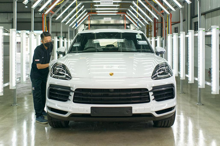 Nhà máy có 100% nhân viên là người Malaysia, tất cả đều được Porsche đào tạo toàn diện, với việc sản xuất được hỗ trợ bởi mạng lưới các nhà cung cấp dịch vụ và nhà cung cấp địa phương. Sáu mô-đun chính có nguồn gốc tại địa phương bao gồm bảng điều khiển trung tâm và buồng lái (Clarion), trục trước và sau (ZF), và cụm mô-đun đầu xe.