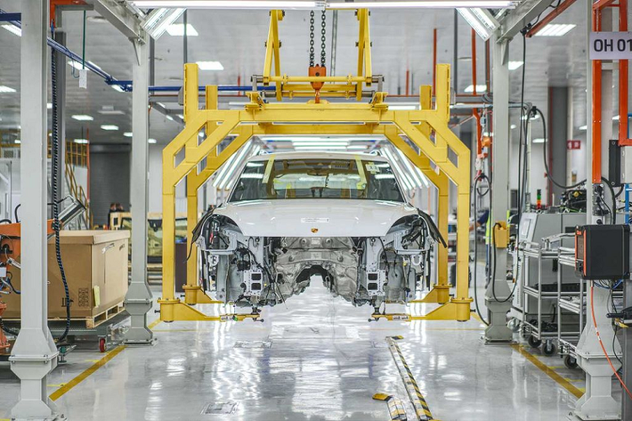 Ngoài ra, nhà máy lắp ráp xe tại Malaysia cũng đáp ứng các tiêu chuẩn bền vững của Porsche với một số biện pháp tiết kiệm năng lượng như lắp đặt các tấm pin mặt trời trên mái nhà để bổ sung năng lượng, công nghệ thu nước mưa, cũng như các bức tường cách nhiệt để giảm tiêu thụ năng lượng.