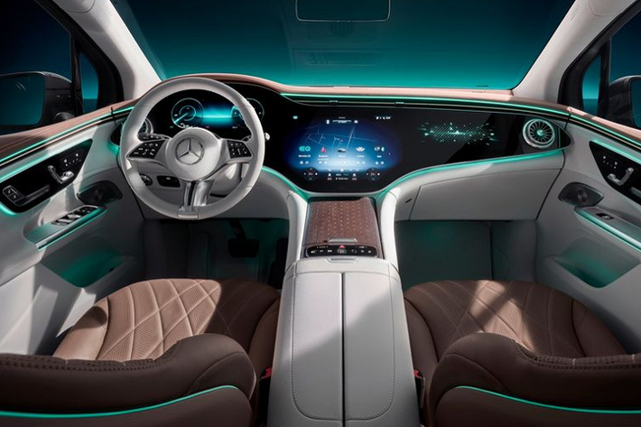 Điểm nhấn trong khoang cabin Mercedes-Benz EQE SUV 2023 mới là bảng điều khiển kỹ thuật số MBUX Hyperscreen với màn hình kỹ thuật số có kích thước cực lớn gồm ba khu vực riêng biệt bao gồm: bảng đồng hồ sau vô lăng, màn hình giải trí trung tâm và màn hình phụ