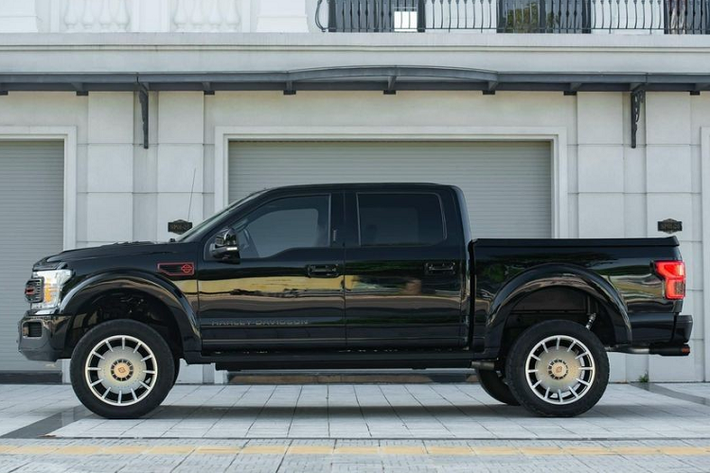 Sau 3 năm, số lượng xe bán tải hạng nặng Ford F-150 Harley-Davidson tại Việt Nam hơn 6 chiếc và khi có thông tin một chiếc Ford F-150 Harley-Davidson hàng lướt được rao bán đã thu hút sự quan tâm của giới nhà giàu Việt.