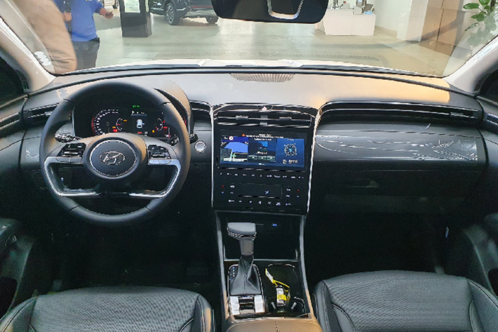 Về trang bị tiện nghi, phiên bản tiêu chuẩn của Hyundai Tucson 2022 tại Việt Nam sở hữu ghế ngồi và vô lăng bọc da, ghế lái chỉnh điện. Điều hoà tự động 2 vùng độc lập.