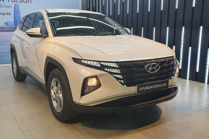 Giá bán đa dạng giúp Tucson tiếp cận được nhiều đối tượng khách hàng từ phân khúc Crossover hạng C cho đến những mẫu xe thuộc phân khúc thấp hơn, đặc biệt là phiên bản Hyundai Tucson 2022 bản 2.0AT tiêu chuẩn. 